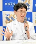 記者会見する島根大病院の中田朋宏講師＝７日午後、島根県出雲市