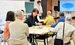 基本構想案の説明に聞き入る町民ら＝２１日、大山町塩津の中山公民館