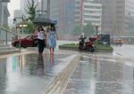 　台風７号の影響で強い雨が降る中、名古屋駅前を歩く人たち＝１５日午前