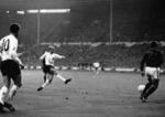 　１９６６年、Ｗ杯イングランド大会準決勝のポーランド戦で、２点目を決めるボビー・チャールトンさん（ＡＰ＝共同）