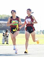 女子　鳥取城北は３区金子（右）が首位を保って４区中村にたすきをつなぐ＝竜ケ山陸上競技場