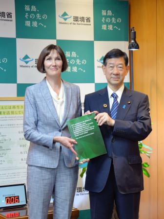 　除染土を再利用する国の計画についての最終報告書を伊藤環境相（右）に提出するＩＡＥＡ職員＝１０日午後、環境省