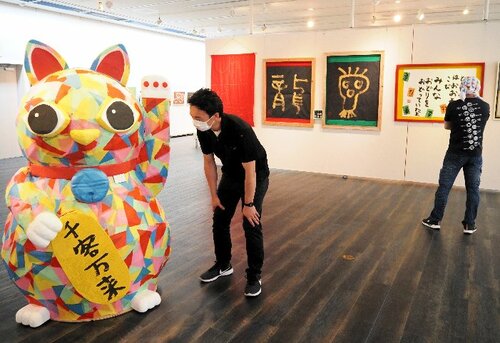 絵画や造形など個性豊かな作品が並ぶ会場