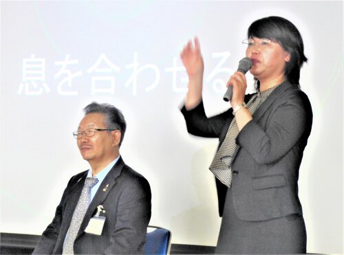 呼吸法による瞑想を説明する斎藤氏（右）と石川会長
