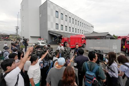 　火を付けたとみられる男が確保された愛知県高浜市役所（後方）に集まった報道陣ら＝１６日午後