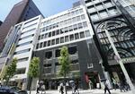 　基準地価が１８年連続で最高価格となった「明治屋銀座ビル」（右から２棟目）＝東京都中央区