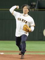 　プロ野球巨人―阪神戦の始球式を務めた松井秀喜さん＝３日、東京ドーム