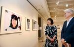 　展示された横田めぐみさんの写真を見る韓国の尹徳敏駐日大使（右）＝１０日午前、東京都中央区