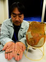 展示される予定の（左から）舌、破鏡、製塩土器＝２３日、湯梨浜町の鳥取県教育文化財団調査室