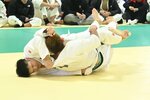 男子決勝　寝技を仕掛けた美濃（左）が縦四方固めで一本勝ちを決める＝倉吉市営武道館