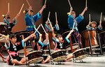 元気いっぱいに和太鼓を演奏する出演者＝４日、鳥取市の市民会館
