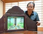 　自作の紙芝居で疎開船「武洲丸」の惨劇を語り継ぐ幸多勝弘さん＝９月、鹿児島県・徳之島