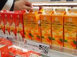 　セブン＆アイ・ホールディングスのオレンジと国産ミカンの果汁を混合したジュース＝６月、東京都内