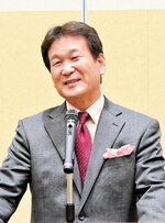 失敗体験などから学んだ人生観を語る辛坊さん＝７日、倉吉市上井町１丁目の日本海新聞中部本社ホール