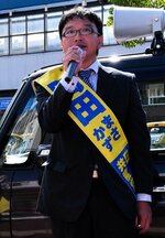 街頭演説で自民党の裏金問題などを批判する岡田氏＝９日、ＪＲ鳥取駅前