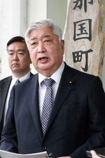 　記者団の取材に応じる中谷防衛相＝２２日、沖縄県の与那国町役場