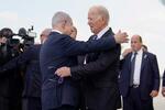 　イスラエル中部テルアビブの空港に到着し、同国のネタニヤフ首相（左）に出迎えられるバイデン米大統領＝１８日（ＡＰ＝共同）