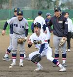 　慶応高との合同練習でノックを受ける青鳥特別支援学校の野球部員＝２５日、横浜市の慶応高グラウンド