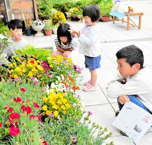 花やスタンプラリーを楽しむ子どもたち＝１３日、香美町村岡区鹿田の村岡温泉