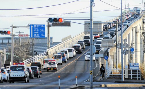 通勤時間帯と事故が重なって渋滞する江島大橋＝9日午前8時半ごろ、松江市八束町