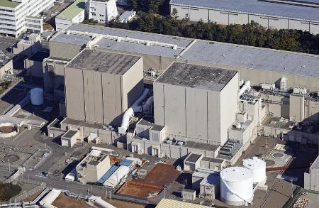 　中部電力浜岡原発の（右から）２号機と１号機＝２０２１年１２月