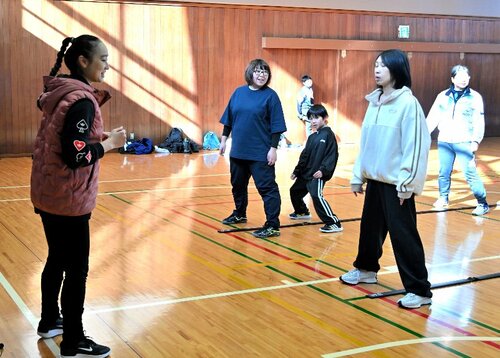 参加者に上手な体の動かし方を指導する山中さん（左）＝２５日、岩美町浦富の町民体育館