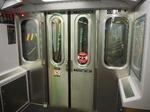 ニューヨーク地下鉄の「Ｒ２１１Ａ」は、車両連結部に非常時以外は通り抜けを禁じた脱出用扉を設けている＝２３年６月１０日