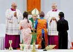 　３日、モンゴルの首都ウランバートルでミサに出席するローマ教皇フランシスコ（中央）（ロイター＝共同）