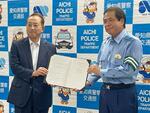 　愛知県警と交通事故防止に関する協定を結んだ「ヤマナカ」の中野義久社長（左）＝２７日午前、県警本部