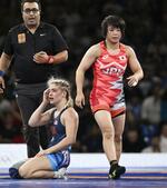 　女子５７キロ級準決勝　米国選手（左）を破った桜井つぐみ＝パリ（共同）