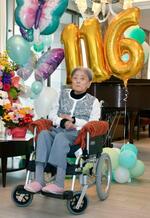 　１１６歳のお祝いを受けた糸岡富子さん＝２３日午後、兵庫県芦屋市（同市提供）