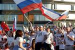 　モスクワ郊外で開催されたコンサートでロシア国旗を振る聴衆＝８日（タス＝共同）