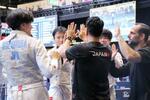 　男子フルーレ団体　準決勝で香港を破り、喜ぶ日本チーム＝ミラノ（共同）
