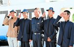 ３２日間の航海実習を終えた生徒と宮本船長（左から３人目）＝２日、香美町香住区の香住漁港東港