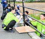 新因幡ラインのジャンパーを着て作業する参加者ら