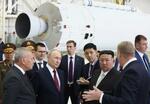 　１３日、ロシア極東アムール州のボストーチヌイ宇宙基地を視察するプーチン大統領（前列左から２人目）と金正恩朝鮮労働党総書記（同３人目）（ＡＰ＝共同）