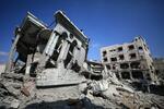 　イスラエル軍の攻撃で破壊された建物＝１１日、パレスチナ自治区ガザ北部シャジャイヤ周辺（ゲッティ＝共同）