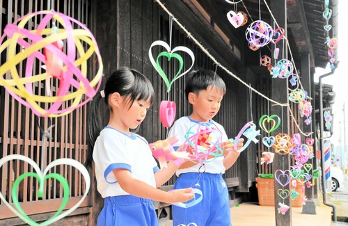 涼やかな金魚のつるし飾りが泳ぐ若桜宿