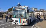　実証運行が始まった、高松塚古墳とキトラ古墳を周遊する自動運転バス＝８日午前、奈良県明日香村