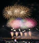 　全国花火競技大会で打ち上げられた色鮮やかな花火。４年ぶりに通常開催された＝２６日夜、秋田県大仙市（多重露光）