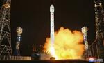 　軍事偵察衛星「万里鏡１号」を搭載して打ち上げられる新型衛星運搬ロケット「千里馬１型」＝２０２３年１１月２１日、北朝鮮北西部東倉里の西海衛星発射場（朝鮮中央通信＝共同）
