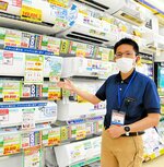 近年のエアコンの自動運転は効率的と話す家電製品総合アドバイザーの山本さん＝２８日、鳥取市古海のケーズデンキ鳥取本店