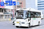 一般の参加者を乗せて市内を走る自動運転バス＝２月１６日、ＪＲ鳥取駅周辺
