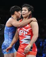 　女子６８キロ級準々決勝　キルギス選手（左）に敗れた尾崎野乃香＝パリ（共同）