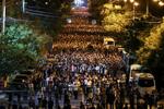 　２４日、アルメニア首都エレバンでパシニャン首相に対する抗議行動をする人々（ＡＰ＝共同）