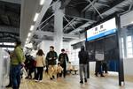 　敦賀駅の内覧会で、新幹線ホームを見学する参加者ら＝２０日午後、福井県敦賀市