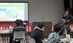 地域包括支援センター職員から認知症高齢者との接し方を学ぶ参加者＝１９日、新温泉町の浜坂多目的集会施設