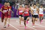 　男子４００メートルリレー決勝　第１走者の桐生祥秀（左から３人目）からバトンを受け、力走する第２走者の小池祐貴（同４人目）＝杭州（共同）