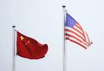 　上海ではためく中国旗と米国旗＝２０２１年４月（ロイター＝共同）