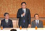 　自民党の政治刷新本部会合であいさつする岸田首相。左は茂木幹事長、右は麻生副総裁＝１４日午後、東京・永田町の党本部